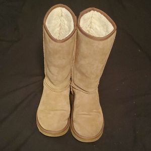 Bearpaw fuzzy boots